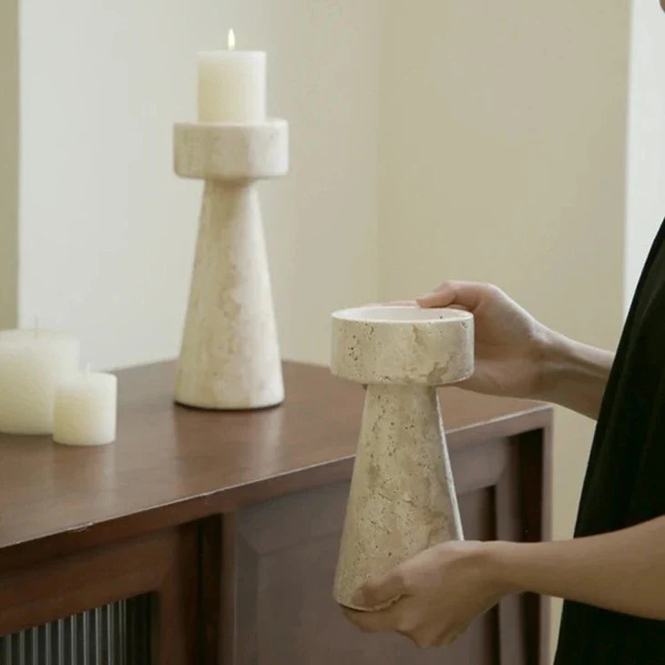 StoneAura – Elegant ljuspiedestal i travertin