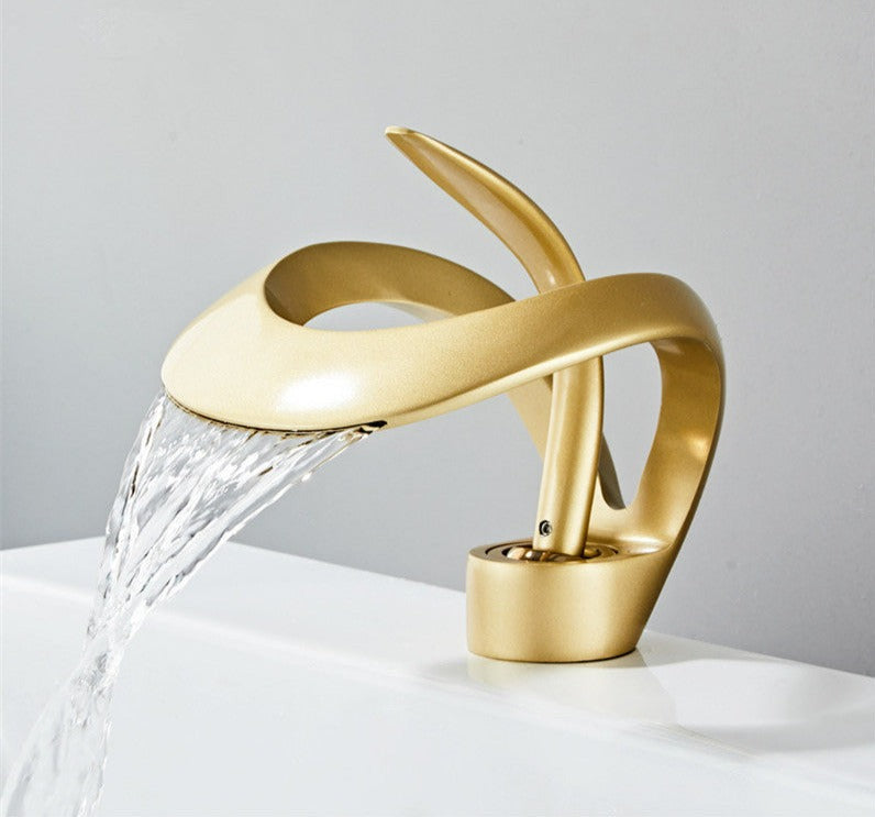 Modern badrumsarmatur i Gebogenem Design