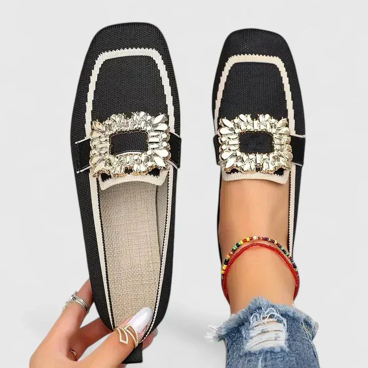 Ulrika | Platta slip-on-skor med fyrkantig tå och kristallspänne – lediga skor med struktur och kontrasterande kantdetaljer