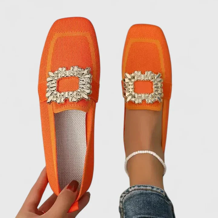 Ulrika | Platta slip-on-skor med fyrkantig tå och kristallspänne – lediga skor med struktur och kontrasterande kantdetaljer