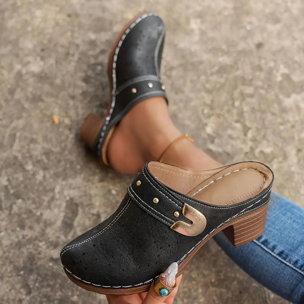 Damplatåsandaler med slip-on-detaljer