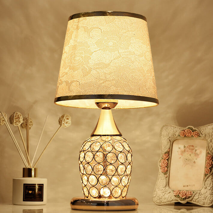 Elegant bordslampa i kristalltyg - europeisk design med mönstrad tygskärm