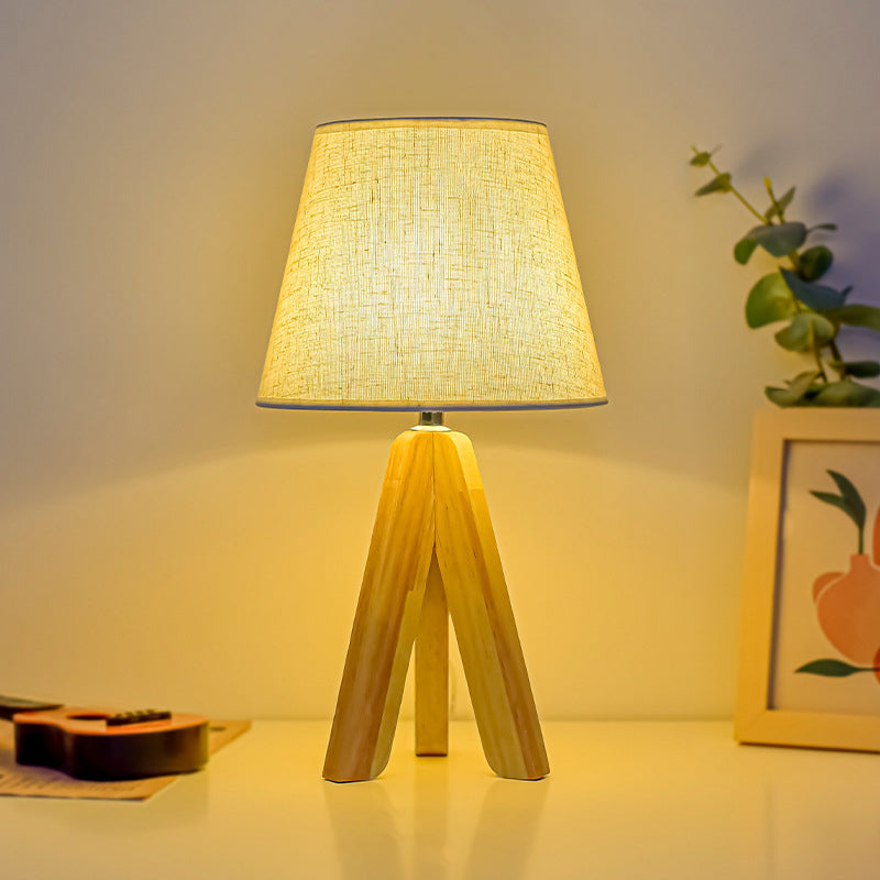 Boho LED-bordslampa – rund konisk skärm med stativfot i massivt trä