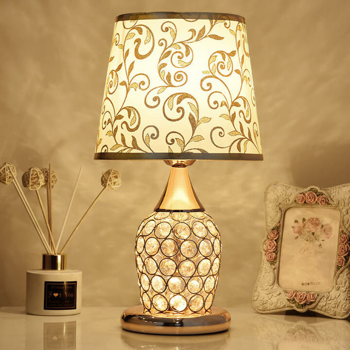 Elegant bordslampa i kristalltyg - europeisk design med mönstrad tygskärm
