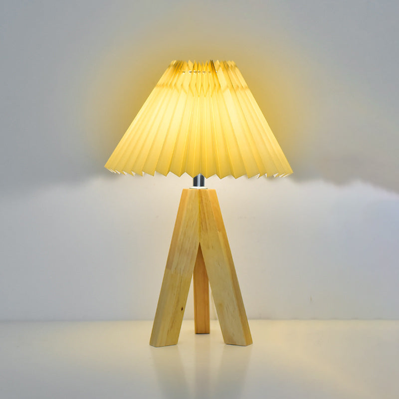 Boho LED-bordslampa – rund konisk skärm med stativfot i massivt trä