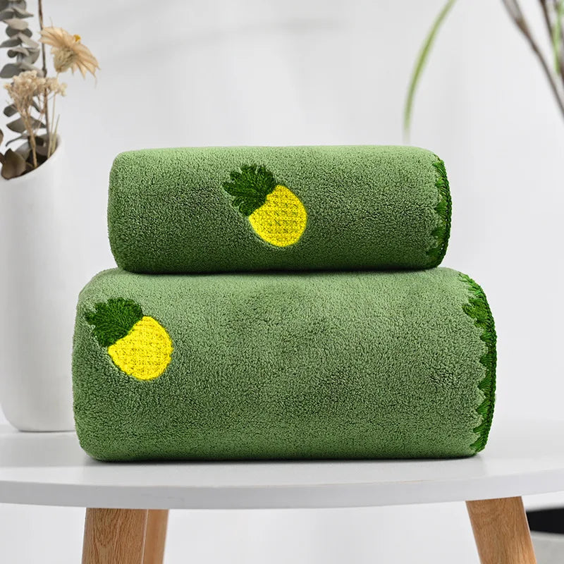 Mjuk broderad bomullshandduk — Färgglad fruktdesign, absorberande och dekorativ