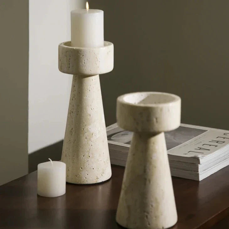 StoneAura – Elegant ljuspiedestal i travertin