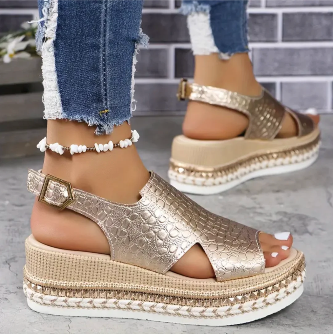 Damsandaler med kilrem och slip-on-motiv