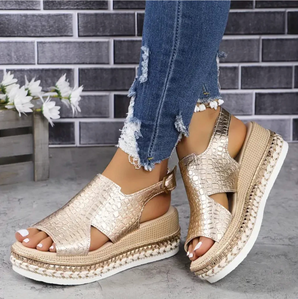 Damsandaler med kilrem och slip-on-motiv