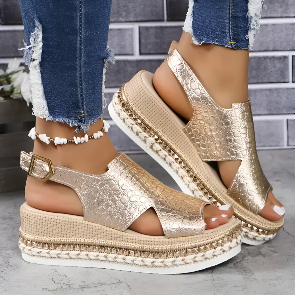 Damsandaler med kilrem och slip-on-motiv