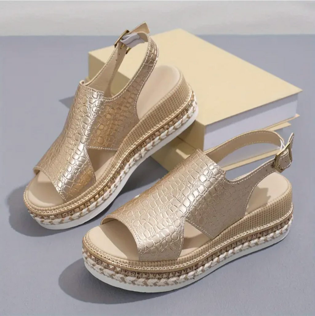 Damsandaler med kilrem och slip-on-motiv