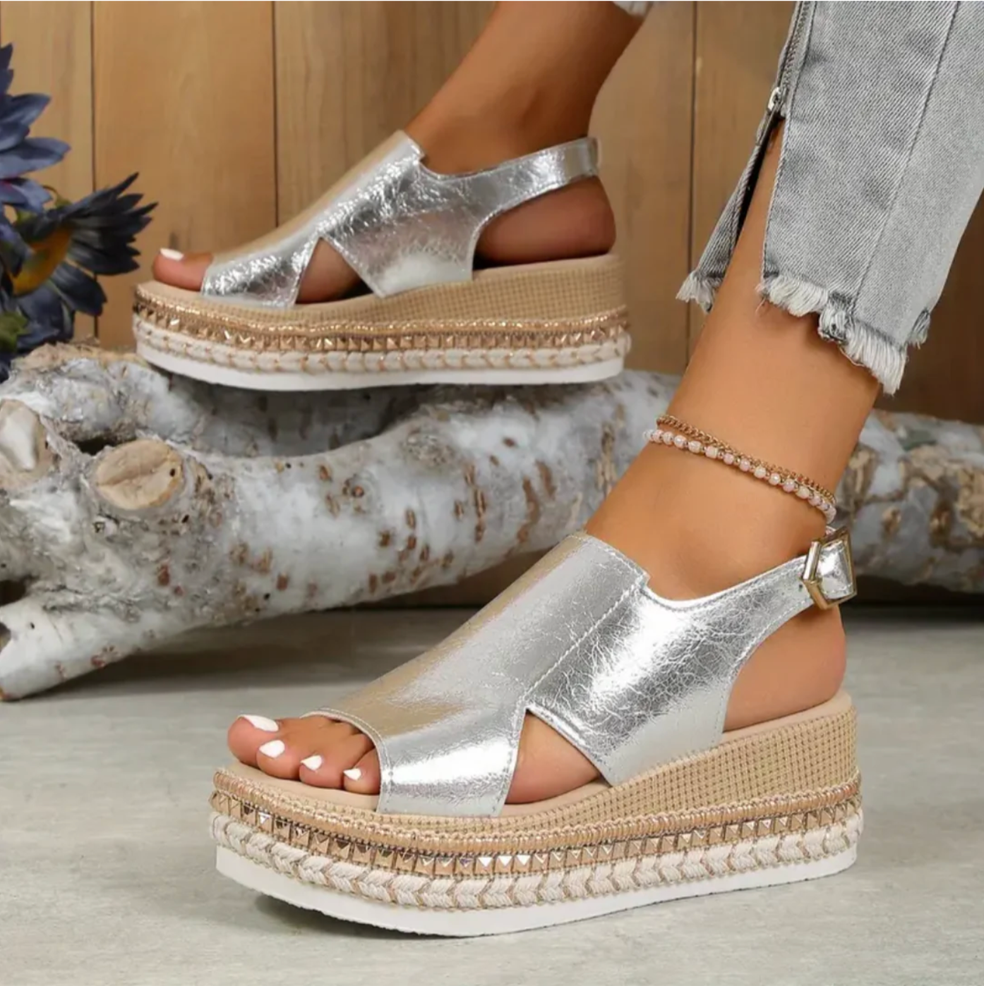 Damsandaler med kilrem och slip-on-motiv