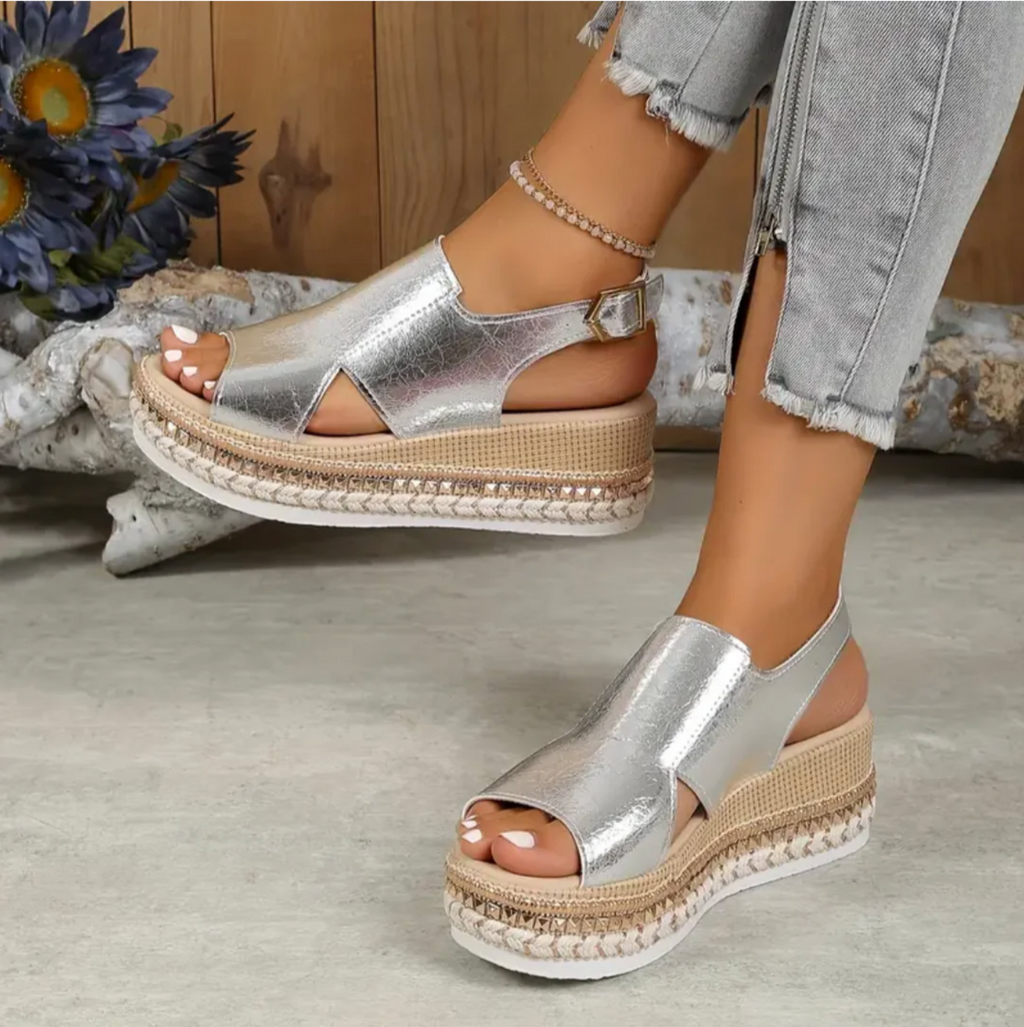Damsandaler med kilrem och slip-on-motiv