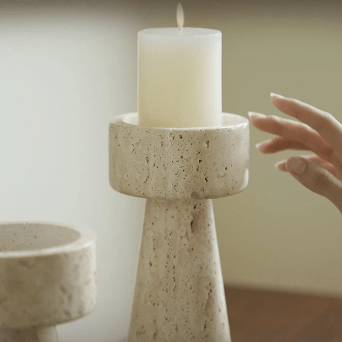 StoneAura – Elegant ljuspiedestal i travertin
