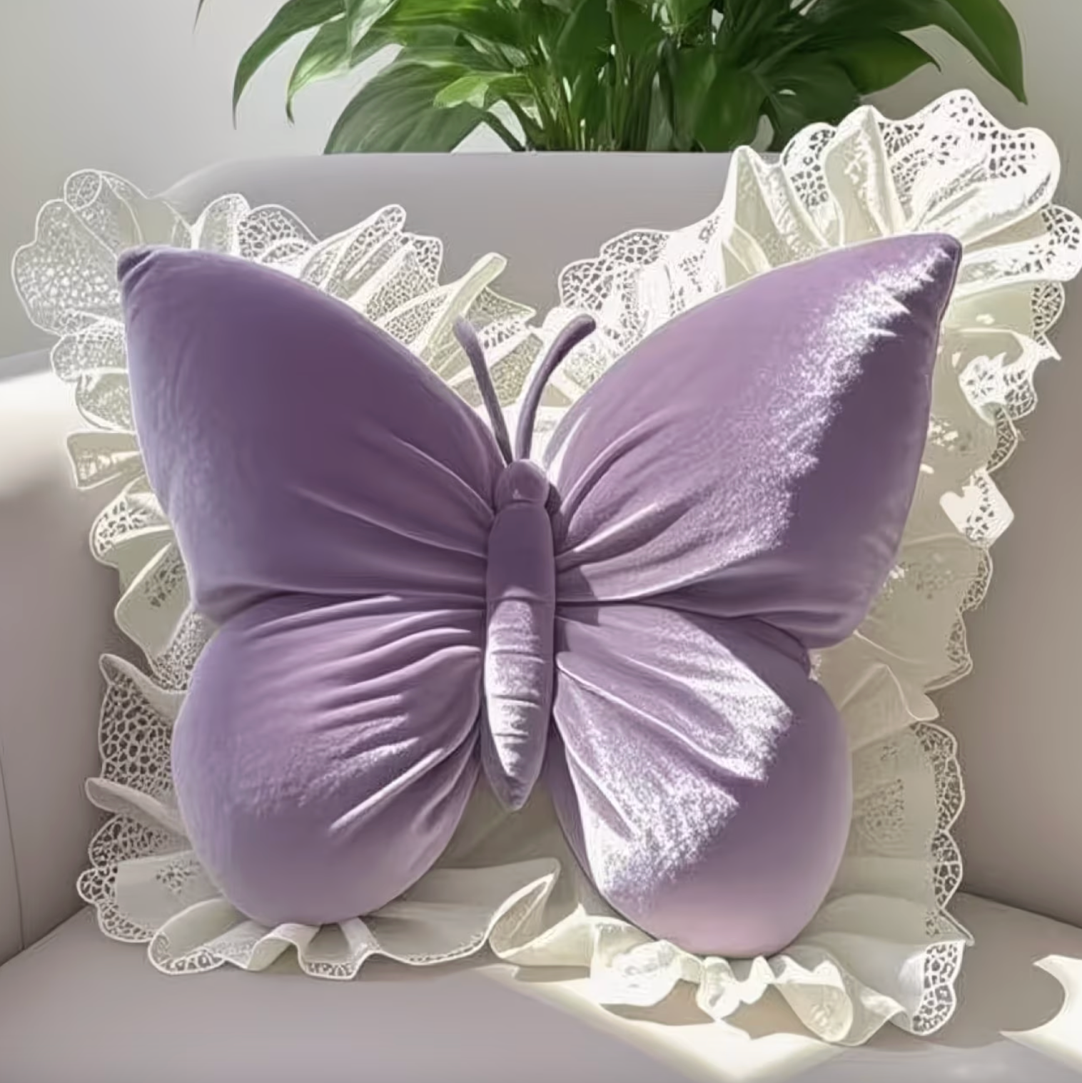 Vintageinspirerad fjärilskudde – Delikat spetskudde