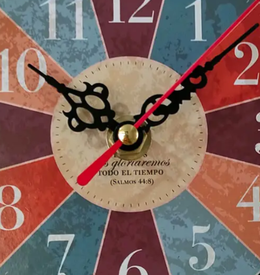 Tidlös träväggklocka – modern design med rena linjer