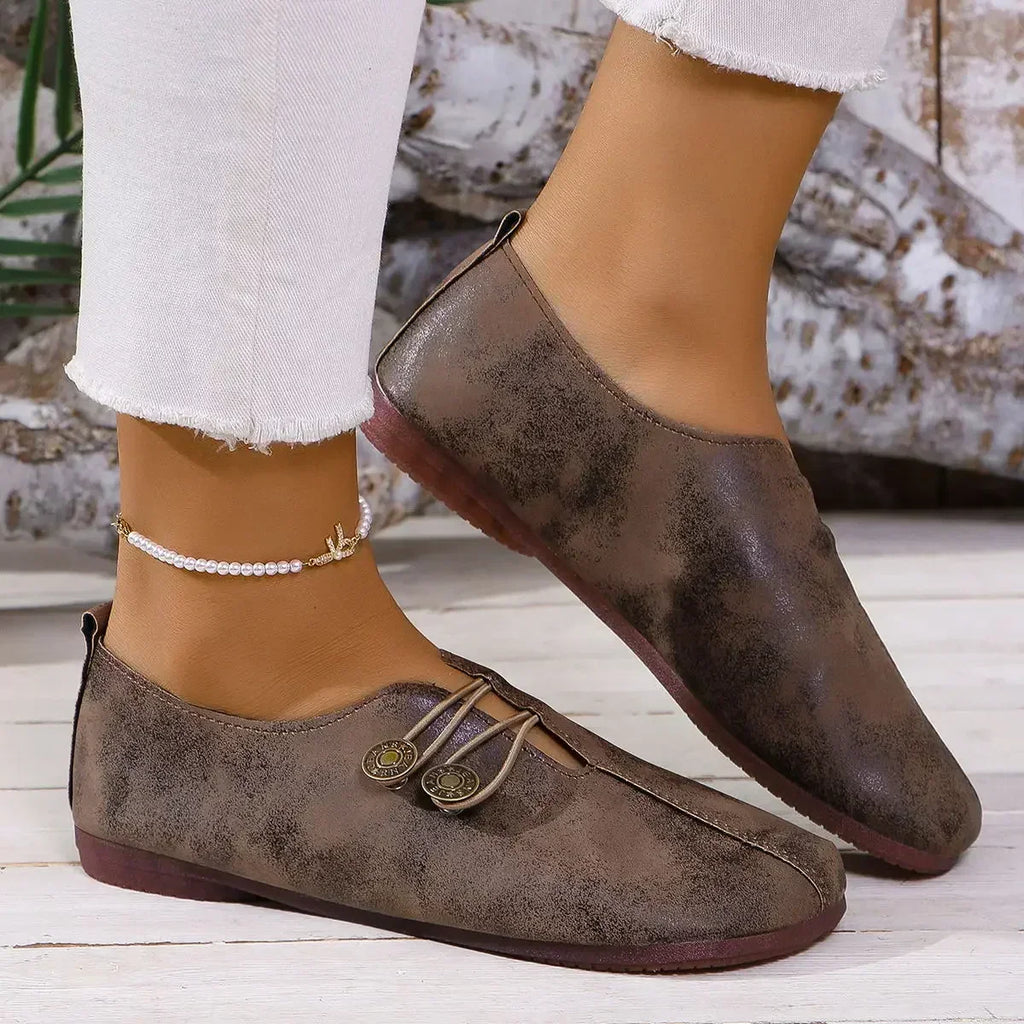 Damskor i mocka med slip-on-motiv – Snygga vardagsskor för vardagsbruk