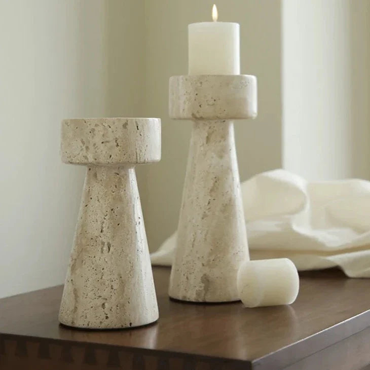 StoneAura – Elegant ljuspiedestal i travertin