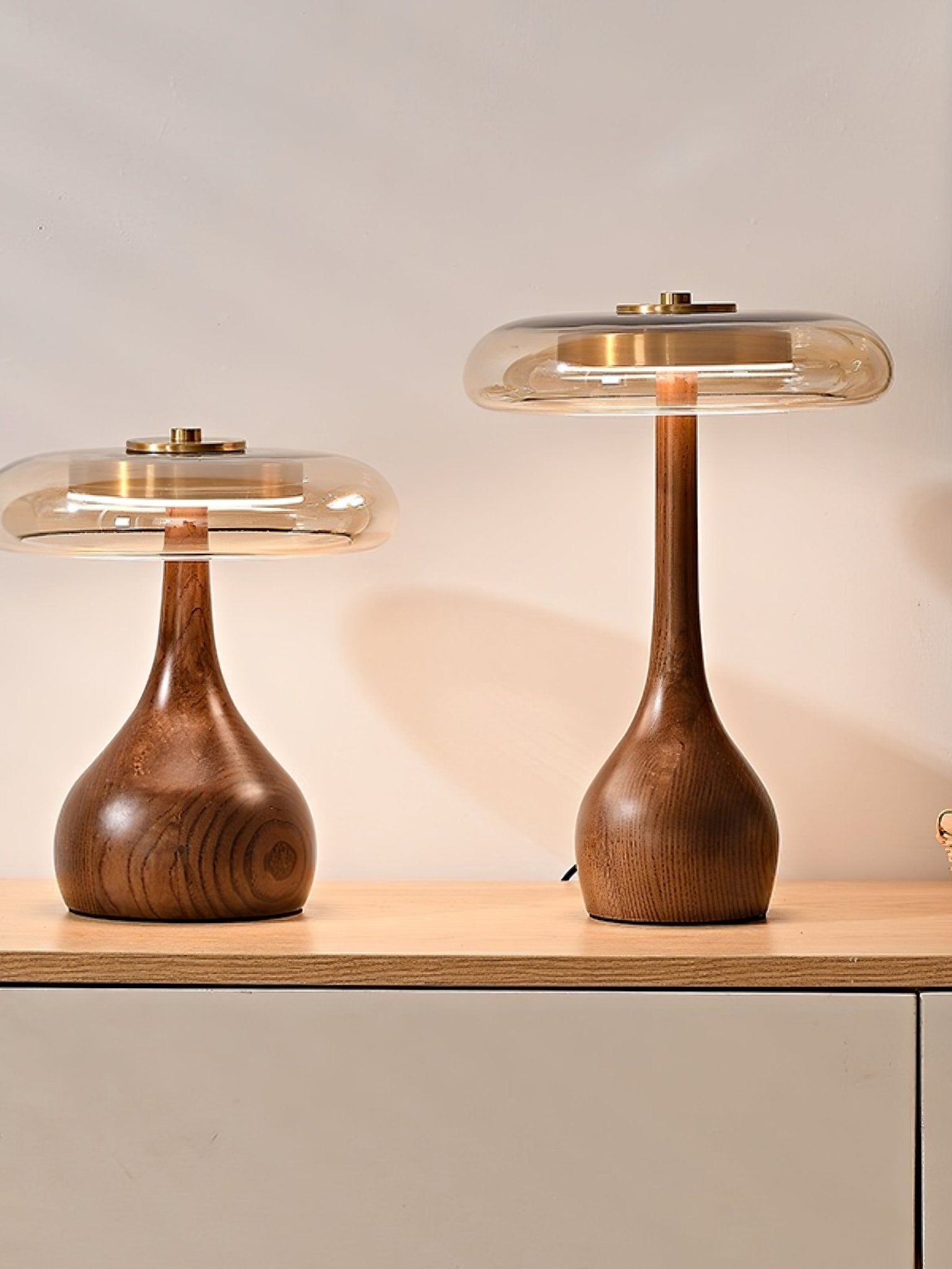 Modern bordslampa i keramik – Varm stämningsbelysning för eleganta interiörer