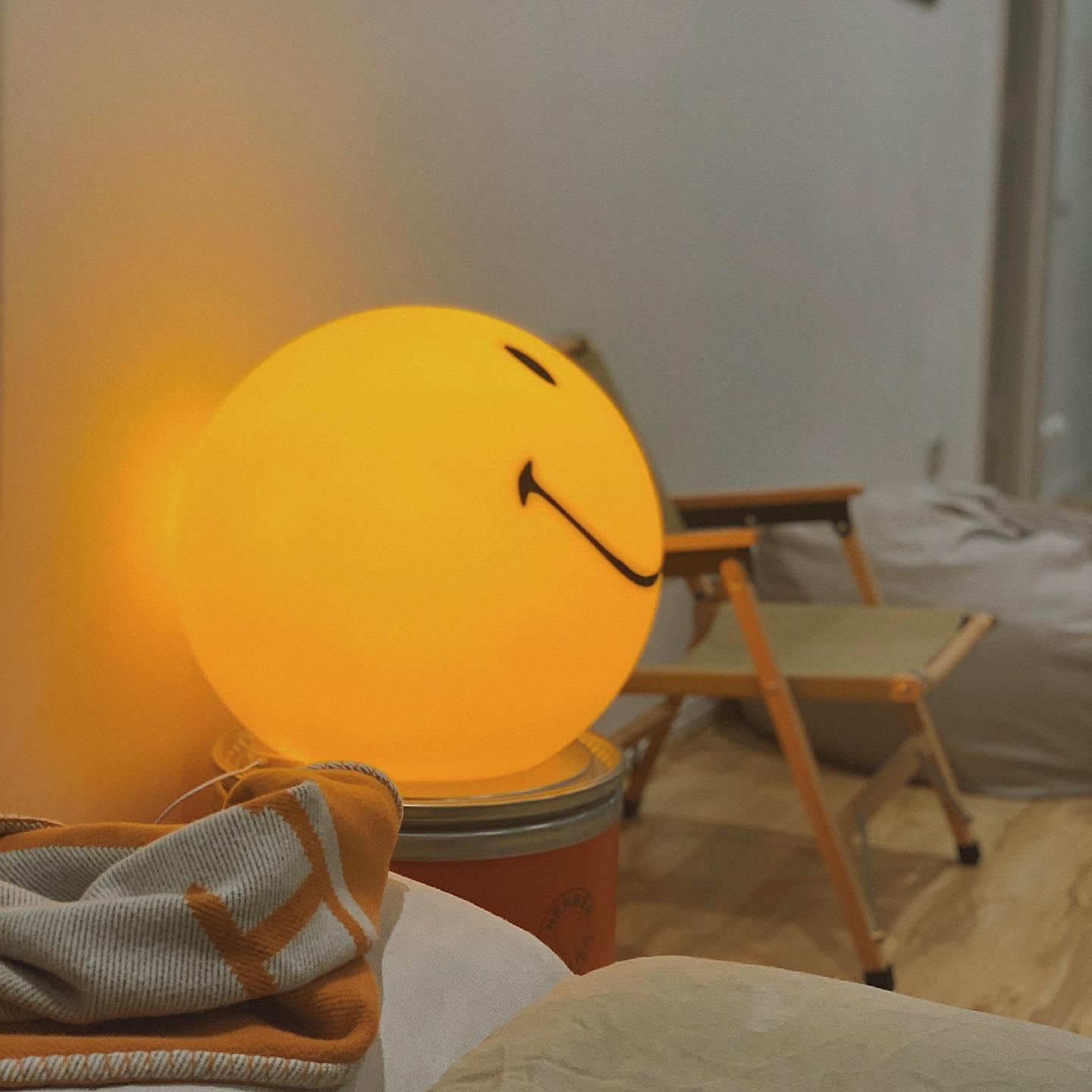 Happy Face bordslampa – Nyckfull modern dekorativ lampa
