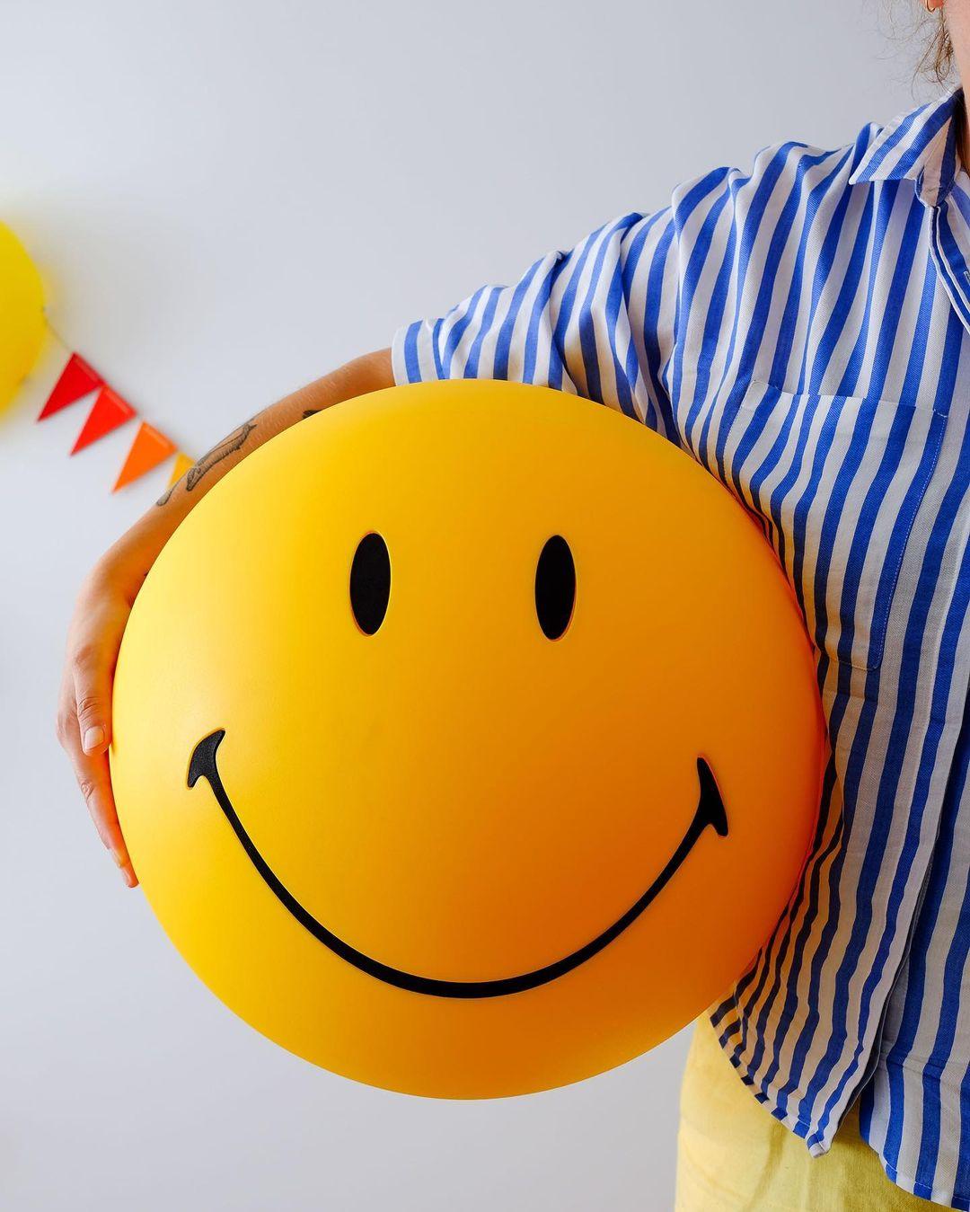 Happy Face bordslampa – Nyckfull modern dekorativ lampa