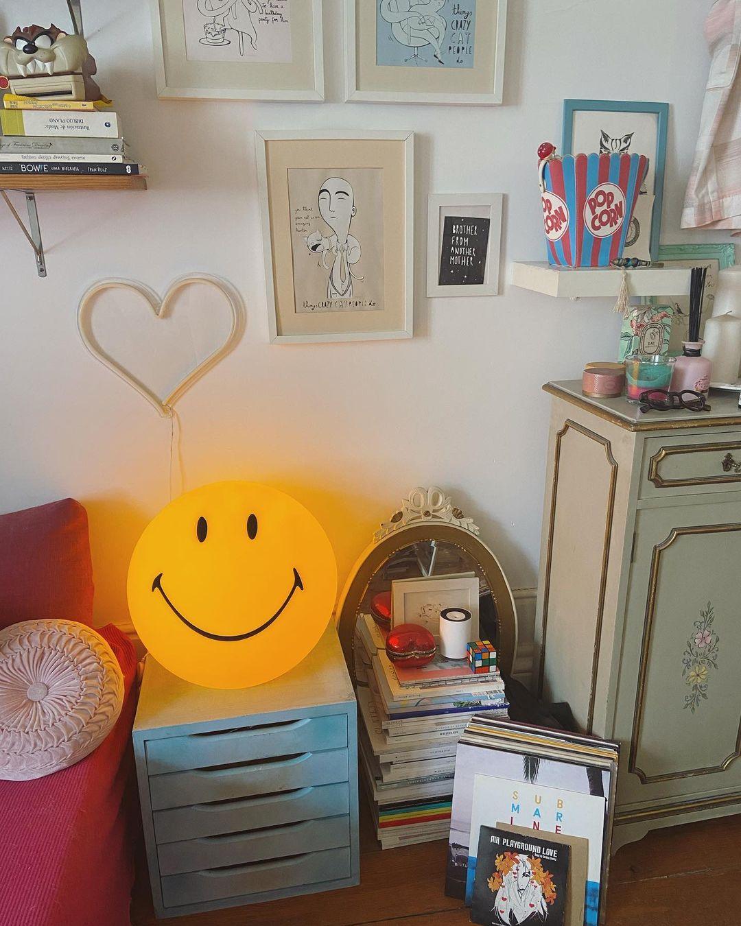 Happy Face bordslampa – Nyckfull modern dekorativ lampa