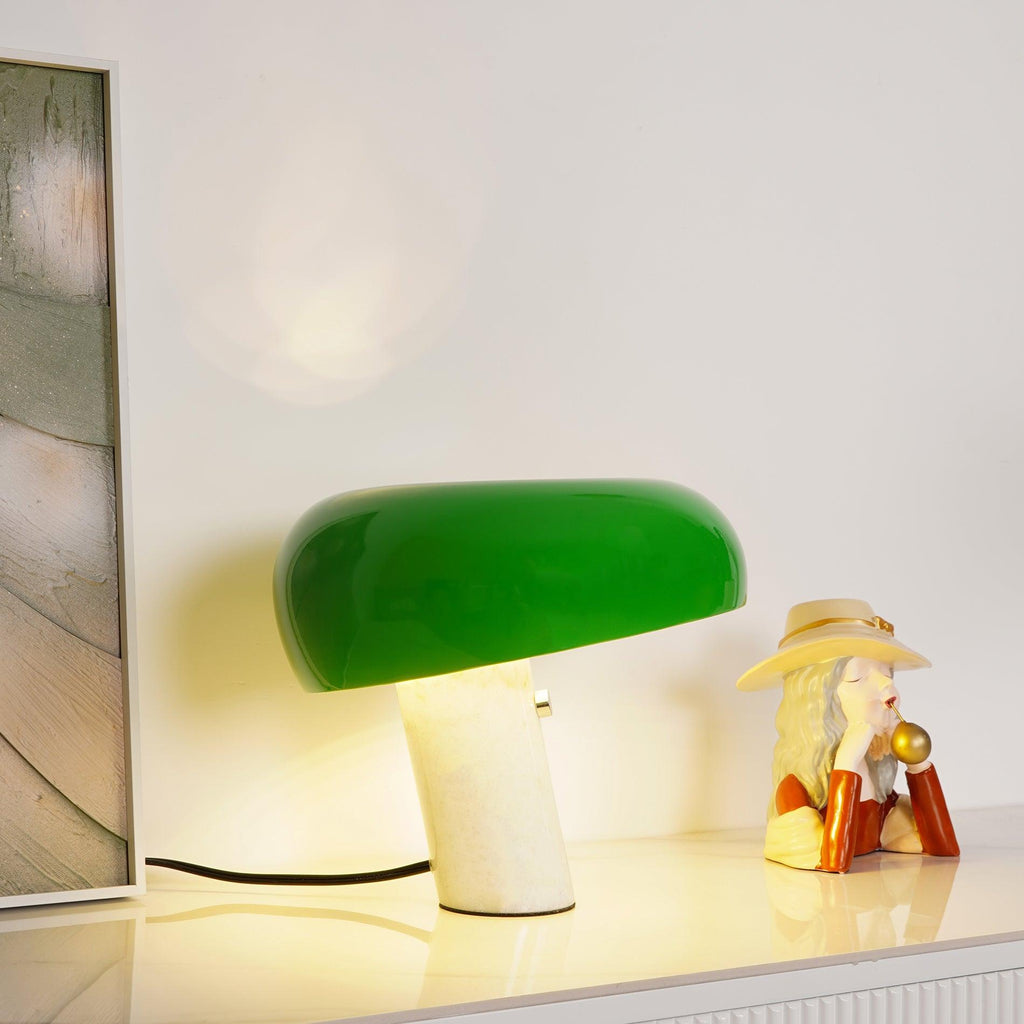 Bordslampa med pelarbas och organisk form – arbetsbelysning med välvd skärm