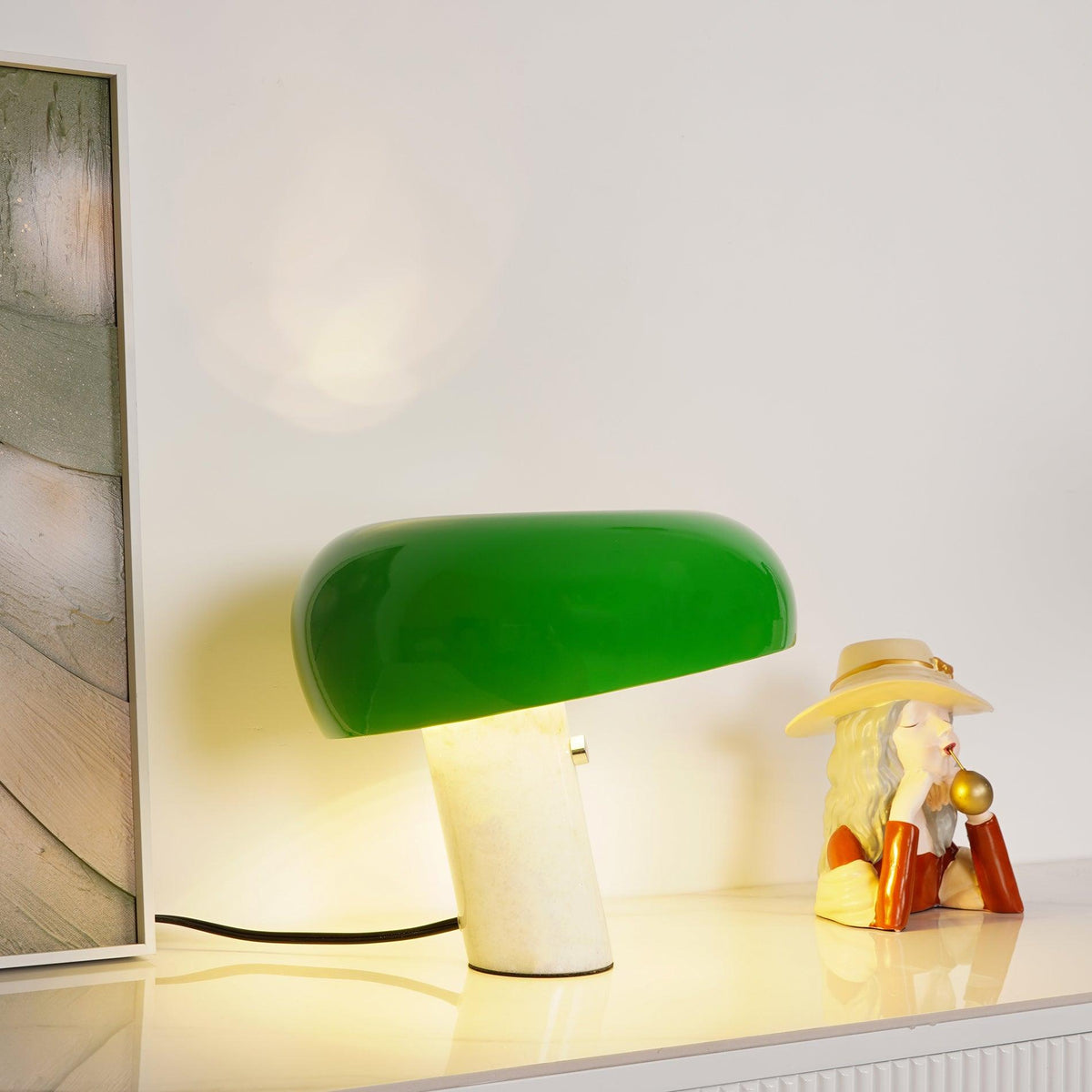 Bordslampa med pelarbas och organisk form – arbetsbelysning med välvd skärm