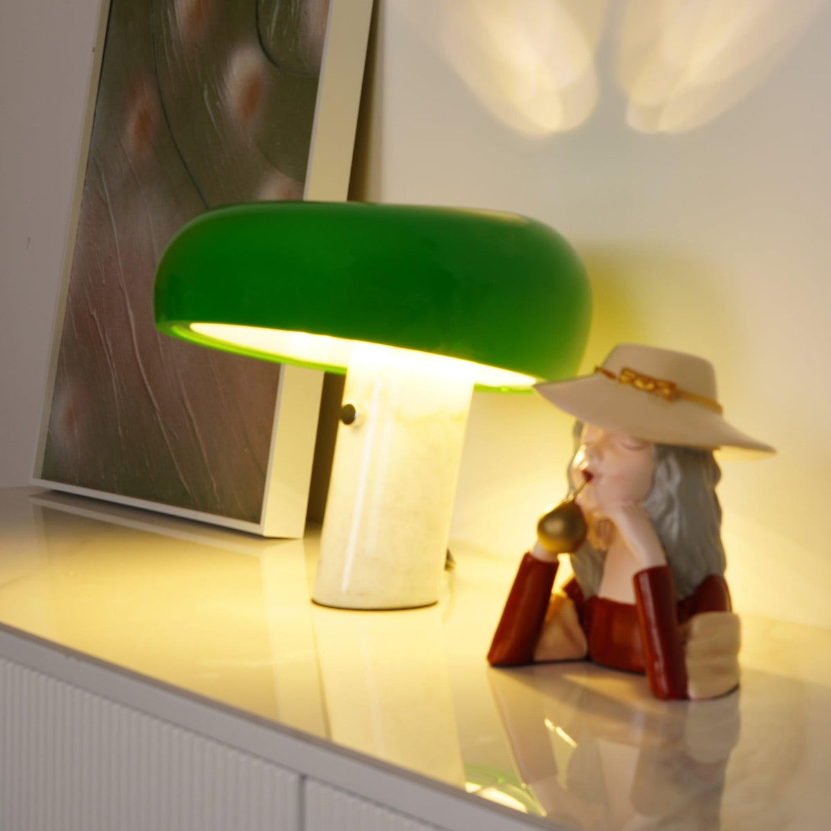Bordslampa med pelarbas och organisk form – arbetsbelysning med välvd skärm