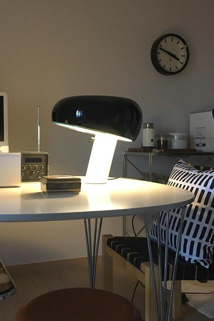 Bordslampa med pelarbas och organisk form – arbetsbelysning med välvd skärm