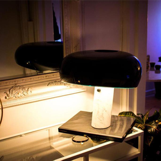 Bordslampa med pelarbas och organisk form – arbetsbelysning med välvd skärm
