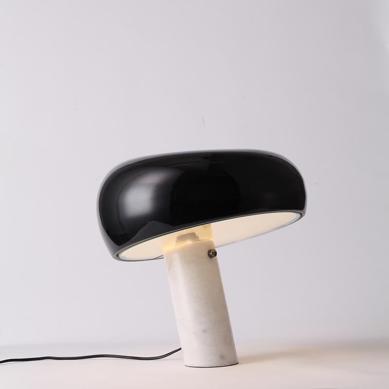 Bordslampa med pelarbas och organisk form – arbetsbelysning med välvd skärm