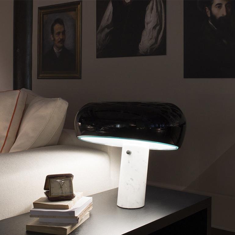 Bordslampa med pelarbas och organisk form – arbetsbelysning med välvd skärm