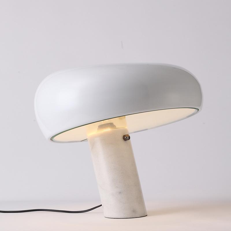 Bordslampa med pelarbas och organisk form – arbetsbelysning med välvd skärm