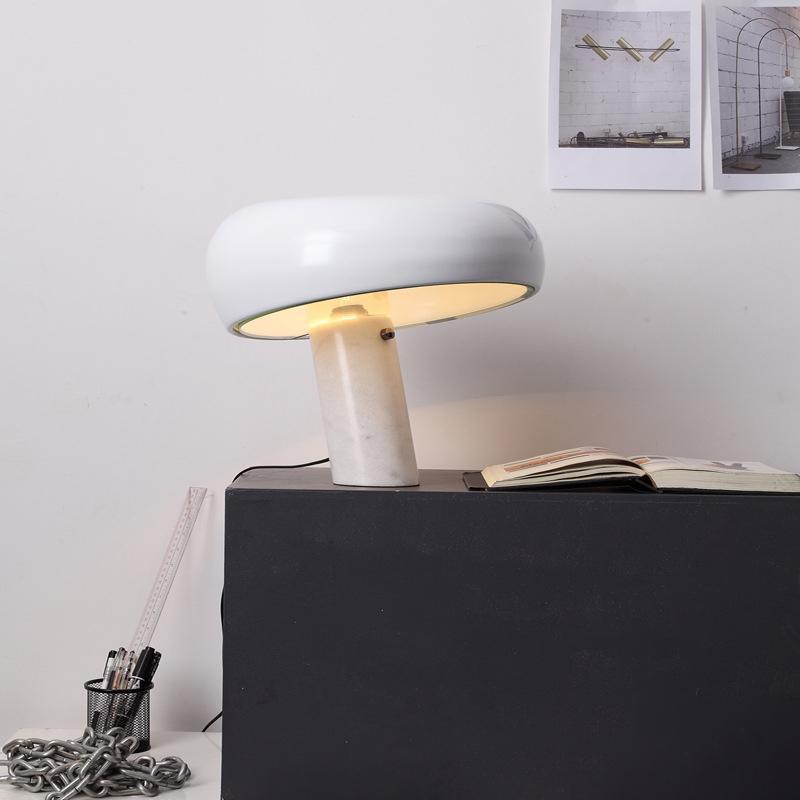 Bordslampa med pelarbas och organisk form – arbetsbelysning med välvd skärm