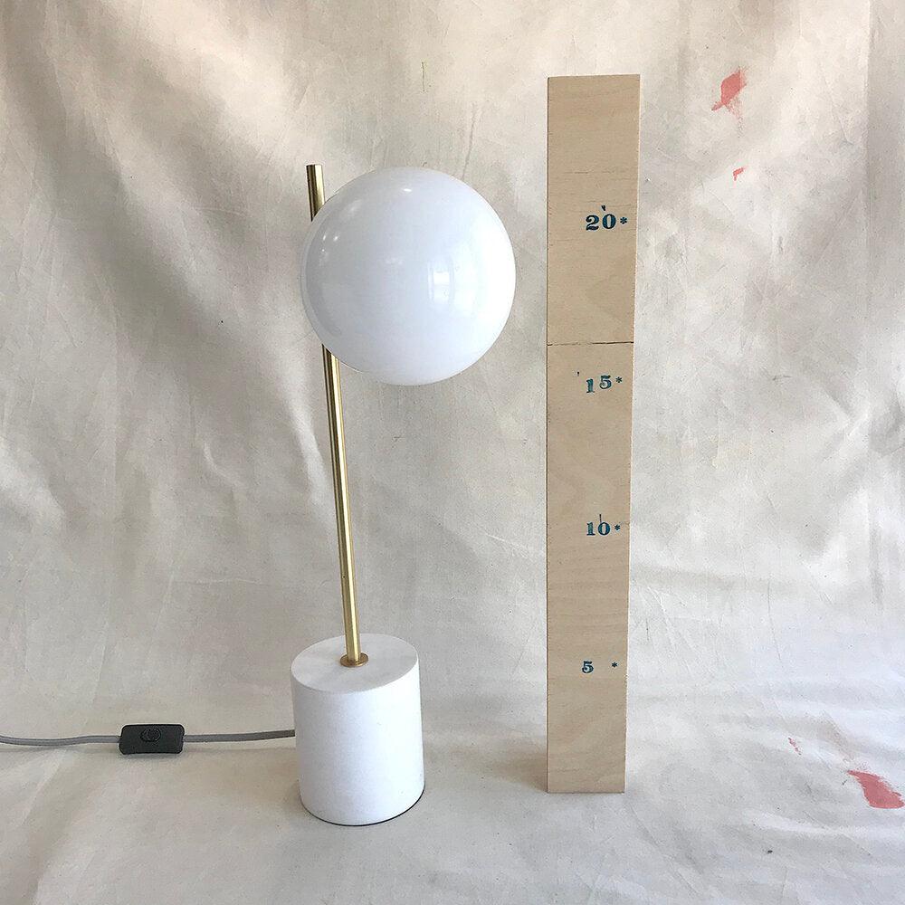 Minimalistisk globbordslampa - Elegant bordslampa med stång