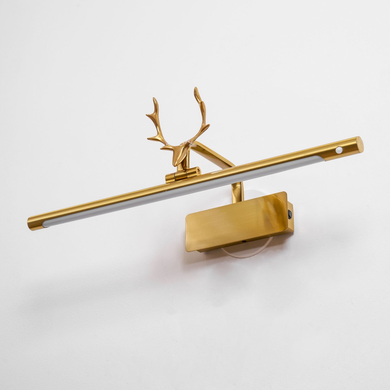 Vägglampa med hjorthorn – Retroinspirerad vägglampa för mysig hematmosfär