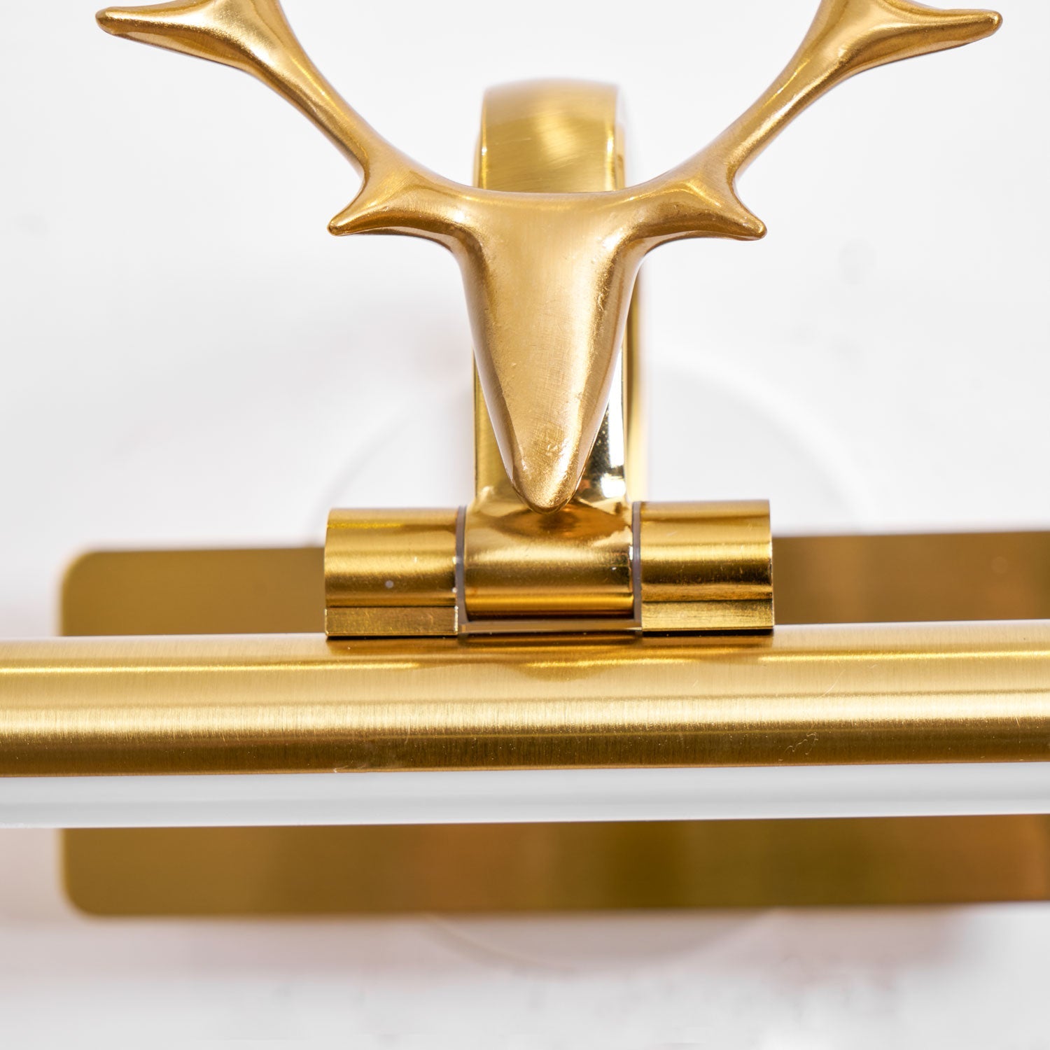 Vägglampa med hjorthorn – Retroinspirerad vägglampa för mysig hematmosfär