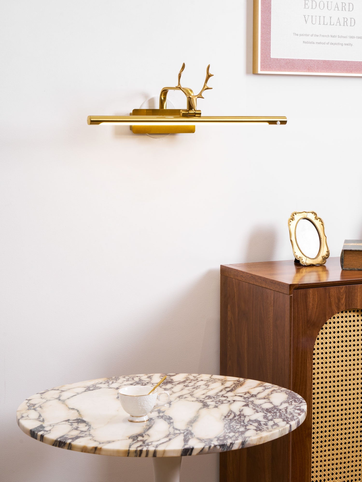 Vägglampa med hjorthorn – Retroinspirerad vägglampa för mysig hematmosfär