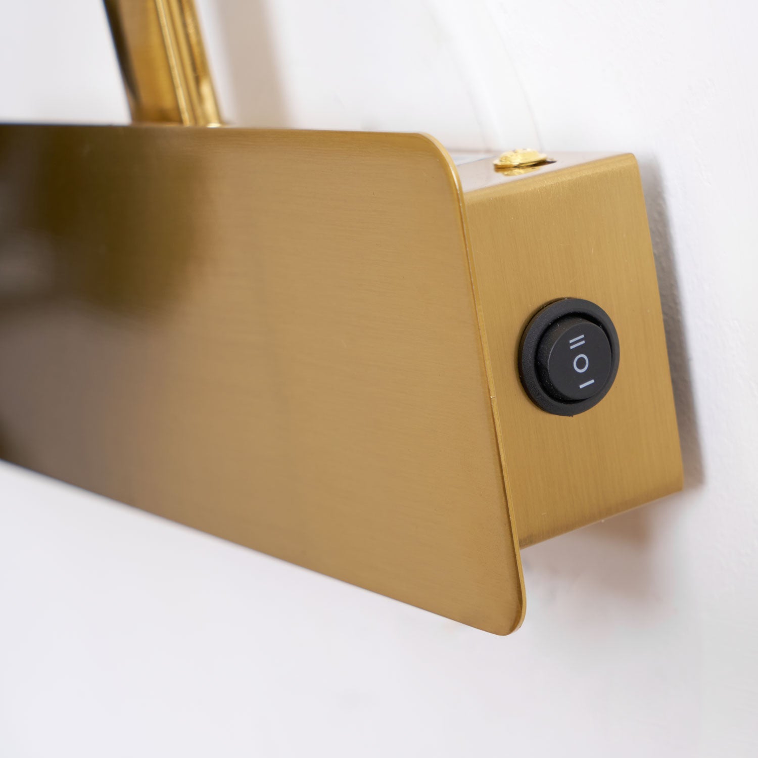 Vägglampa med hjorthorn – Retroinspirerad vägglampa för mysig hematmosfär