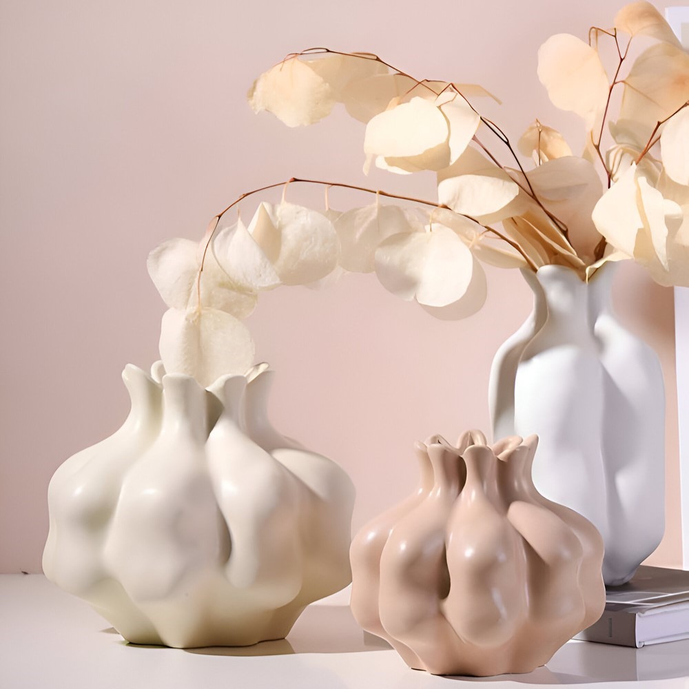 Konstnärlig granatäpplevas i keramik – Färgglad dekorativ accent för hem- och bordsdekoration