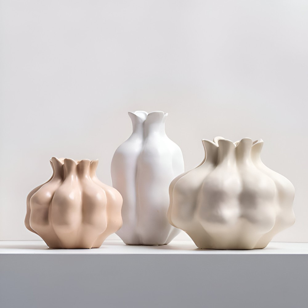 Konstnärlig granatäpplevas i keramik – Färgglad dekorativ accent för hem- och bordsdekoration