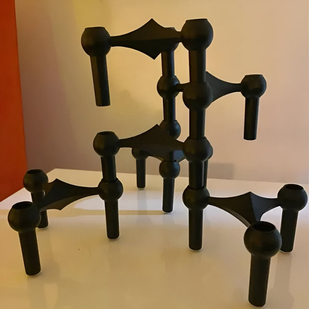 Nordiskinspirerade ljusstakar i metall – elegant minimalistisk inredning