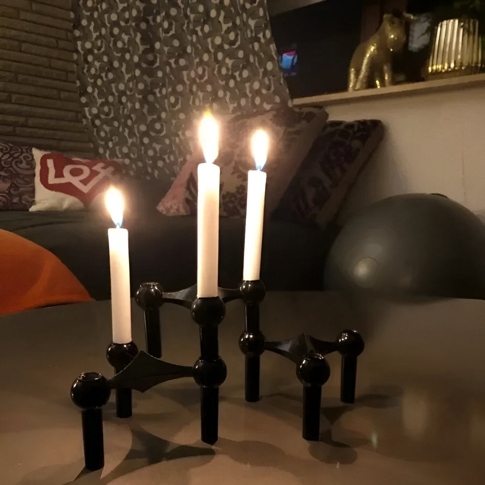 Nordiskinspirerade ljusstakar i metall – elegant minimalistisk inredning