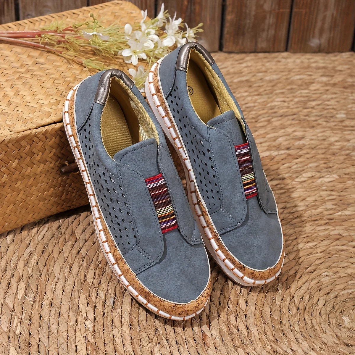 Damskor med elastisk öppning och slip-on-mönster