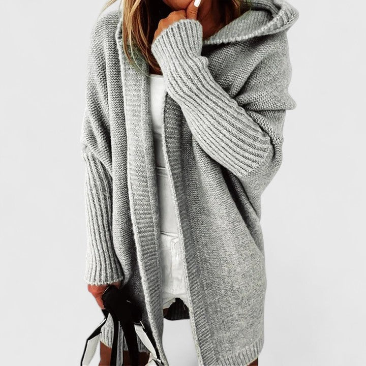Evadne | Kofta med huva, öppen front och fladdermusärm – oversized-modell med ribbade muddar