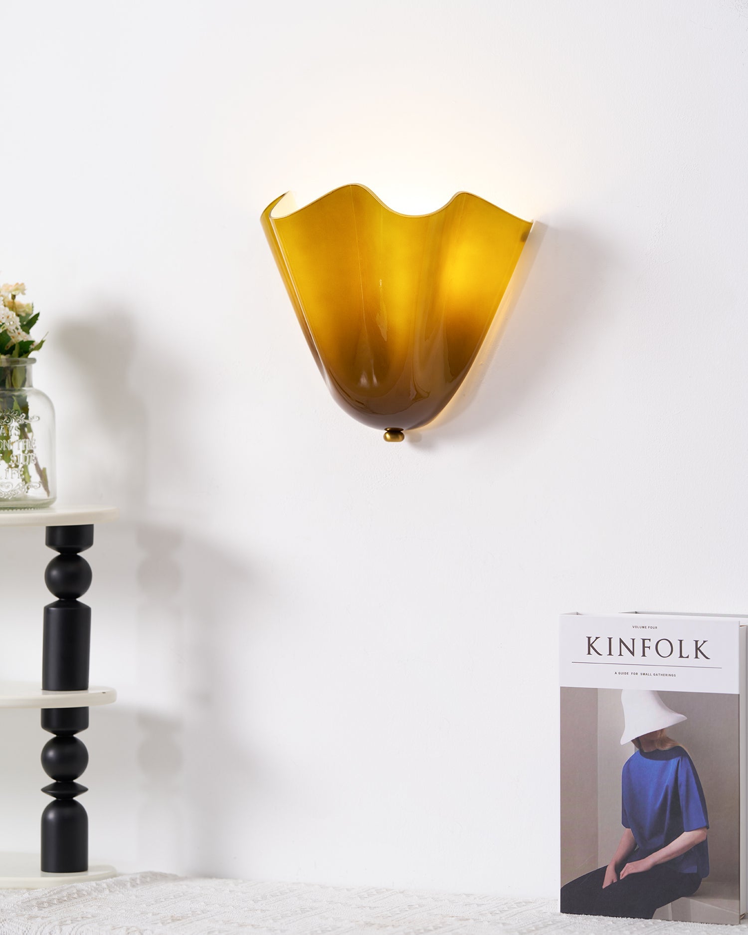 Vägglampa med blommotiv – Elegant kronbladsinspirerad lampa