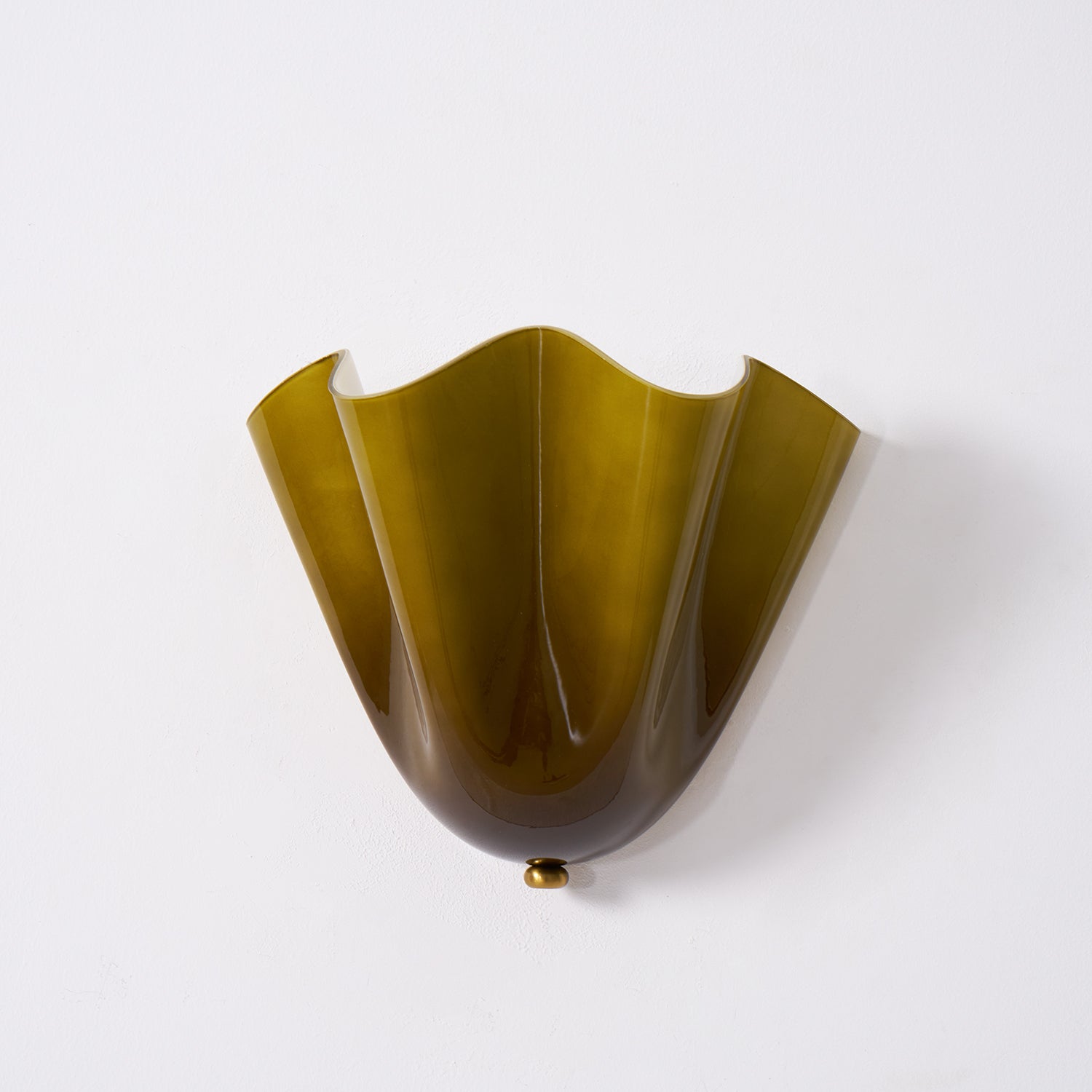 Vägglampa med blommotiv – Elegant kronbladsinspirerad lampa