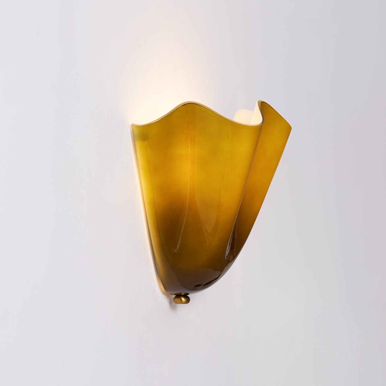 Vägglampa med blommotiv – Elegant kronbladsinspirerad lampa