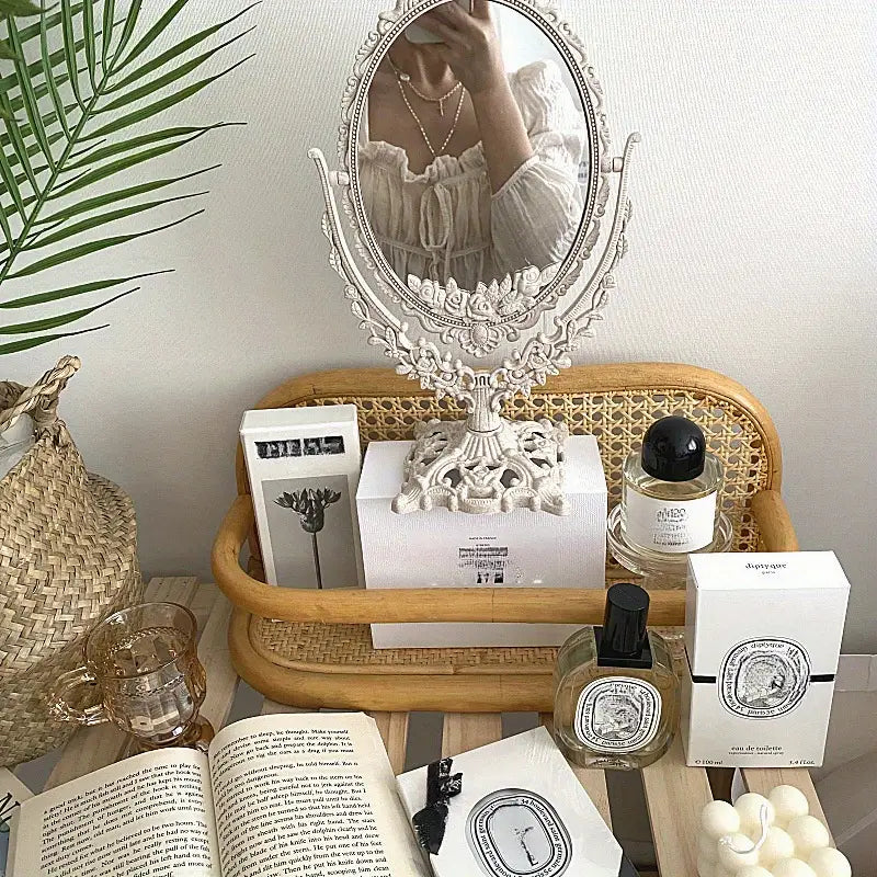 Tidlös elegansbordspegel – Retroinspirerad sminkmöbel